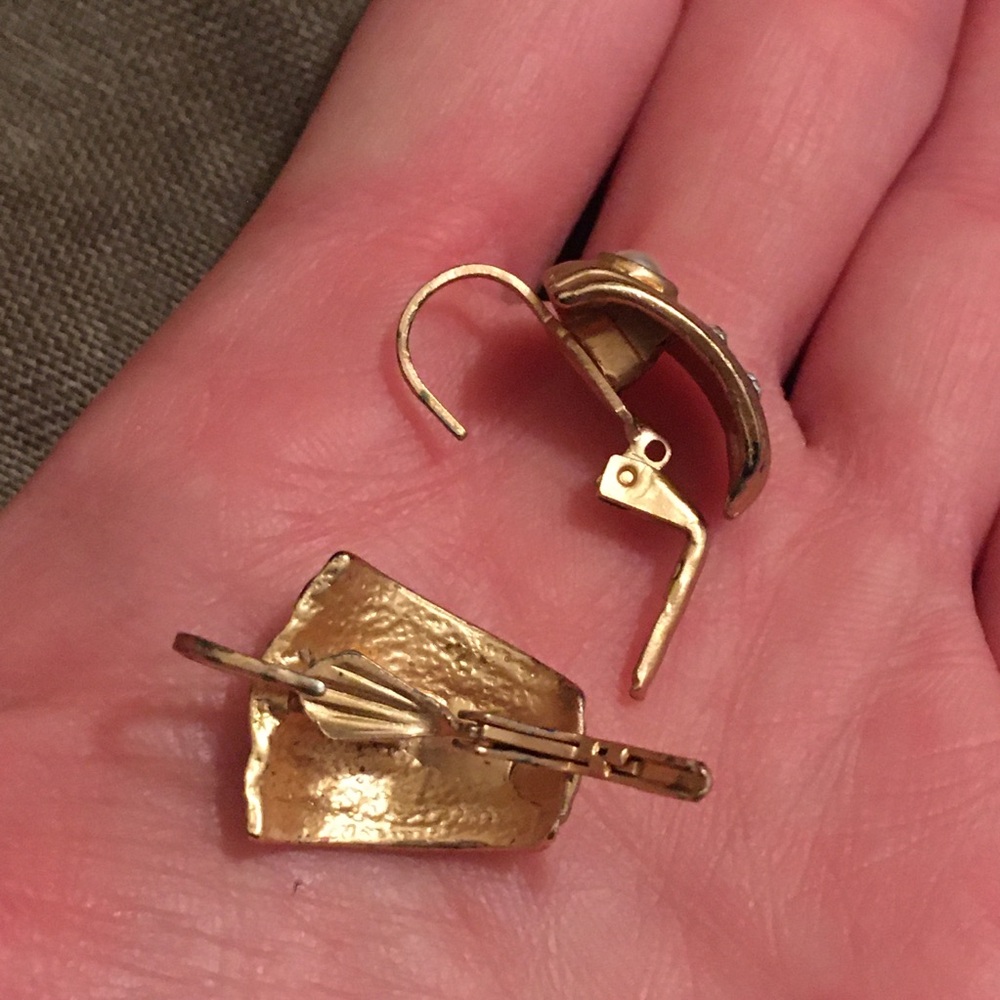 Vintage Gold Tone Faux Pearl Clip On Earrings - Picture 7 of 8